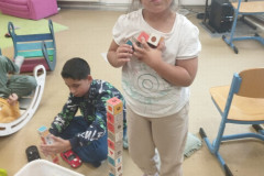 Žáci při hře s kostkami.