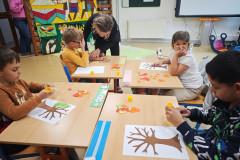 Žáci během výtvarné činnosti.