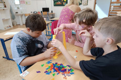 Žáci při stolní hře.