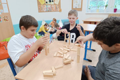 Žáci při stolní hře.