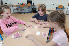 Žáci při karetní hře.