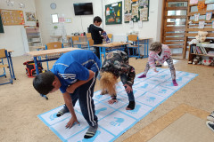 Žáci při sportovní aktivitě.