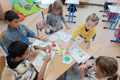 Žáci během výtvarné činnosti.