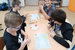 Žáci během výtvarné činnosti.