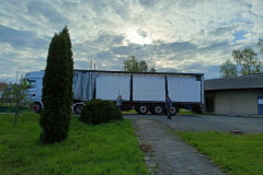 Kamion se zateplovacím materiálem.