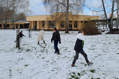 Žáci se s paní učitelkou koulují.