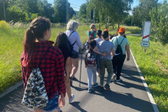 Žáci cestou do Štarnova.
