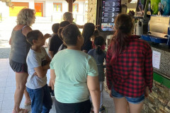 Žáci si vybírají zmrzlinu.