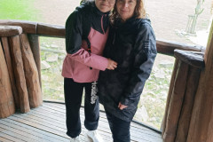 Paní učitelka s dívkou u žiraf.