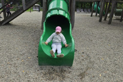 Dívka na skluzavce.