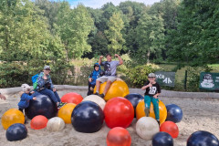 Třída na hřišti s balony.