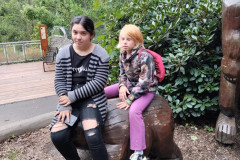 Dívky na dřevěné soše.