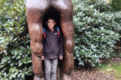 Chlapec v soše medvěda.