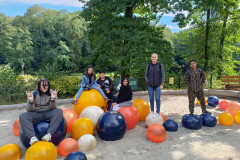 Třída na hřišti s balony.