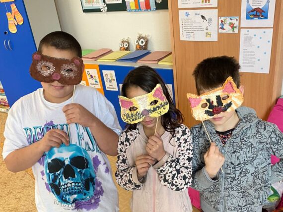 Žáci s vyrobenými maskami.