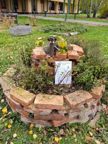 Bylinková spirála na zahradě školy